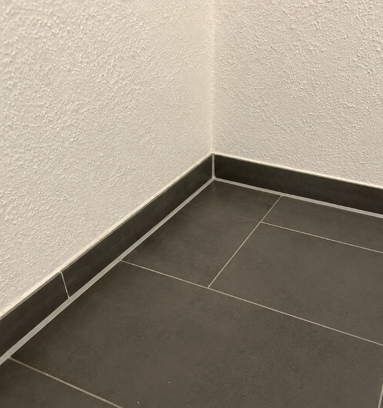 Saubere Randfuge im Bodenbereich